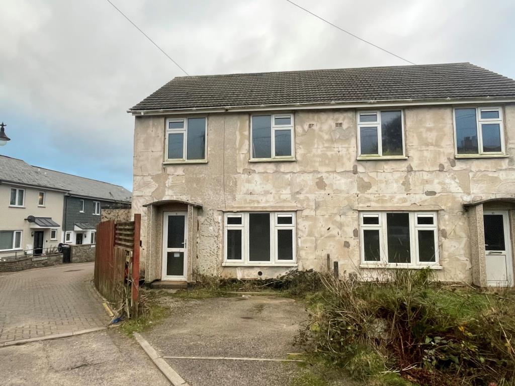Lot: 75 - SEMI-DETACHED HOUSE - Front elevation of property with area of hardstanding to front
